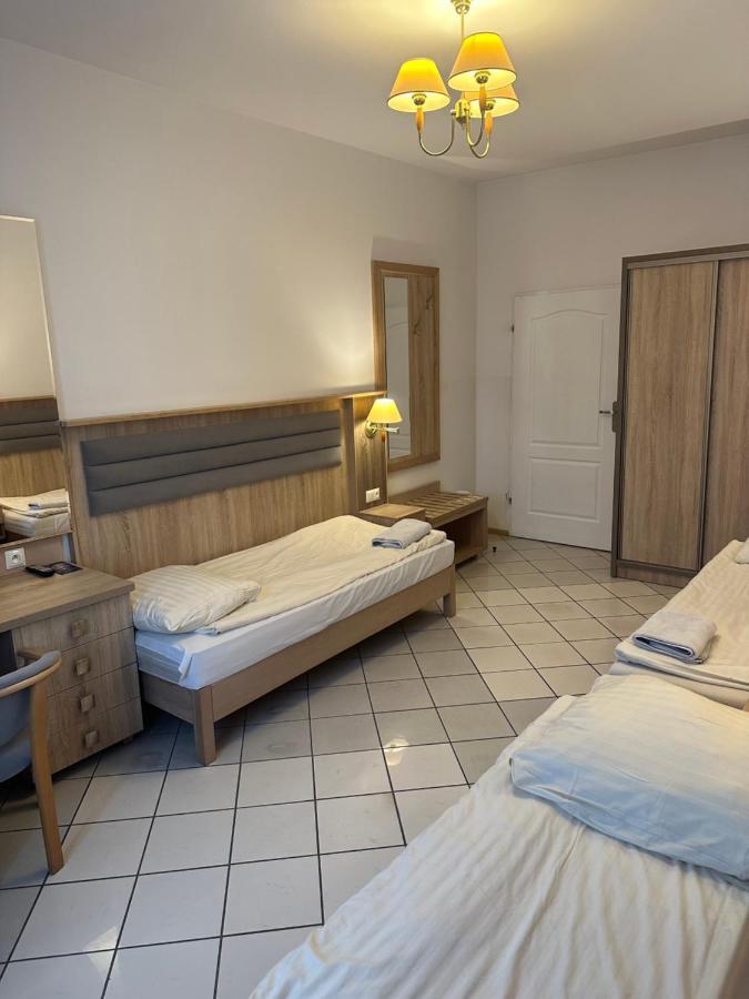 Hotel Lotos Rawicz Esterno foto