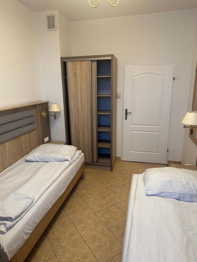 Hotel Lotos Rawicz Esterno foto